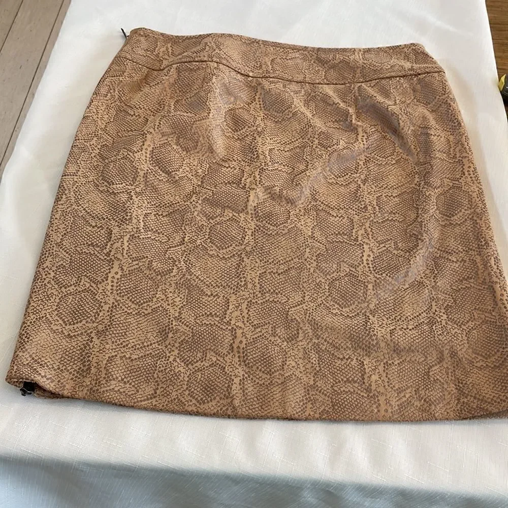 WOMAN BRAND SNAKE PRINT MACHINE WASHABLE MINI SKIRT.  NEW WITH TAGS